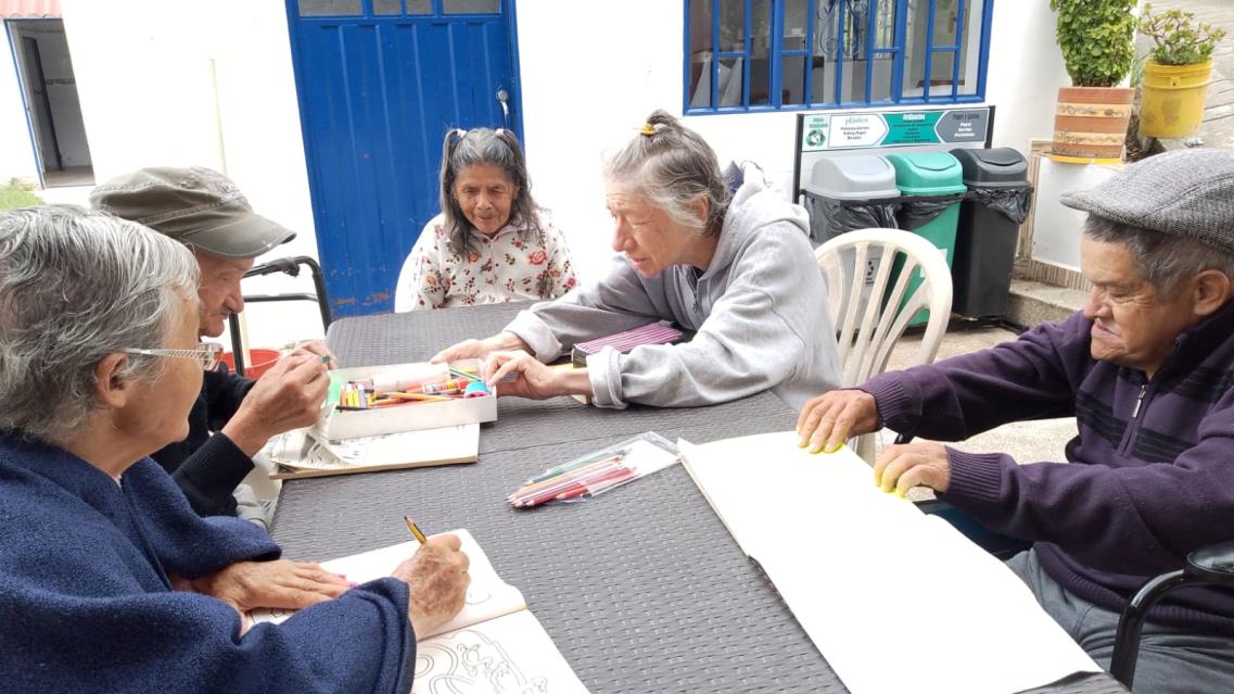 Adultos mayores participando en actividades de la Fundación Ángel de Luz