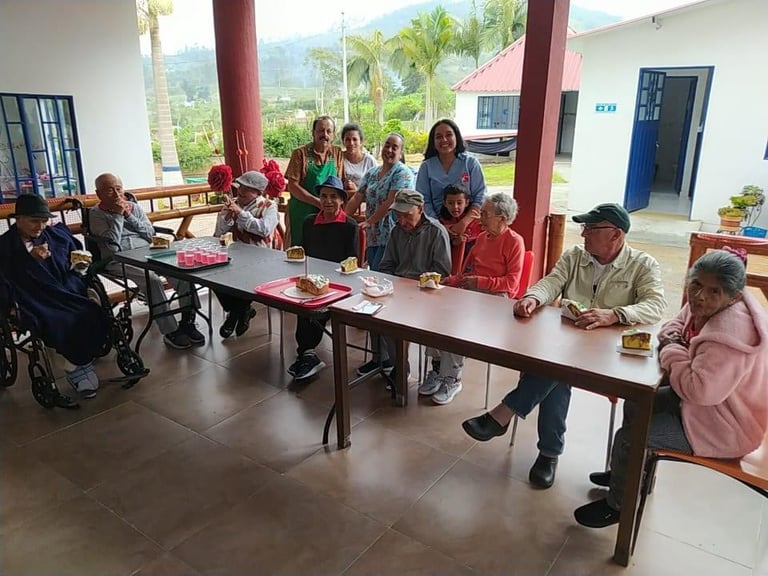 Adultos mayores beneficiarios de la Fundación Ángel de Luz